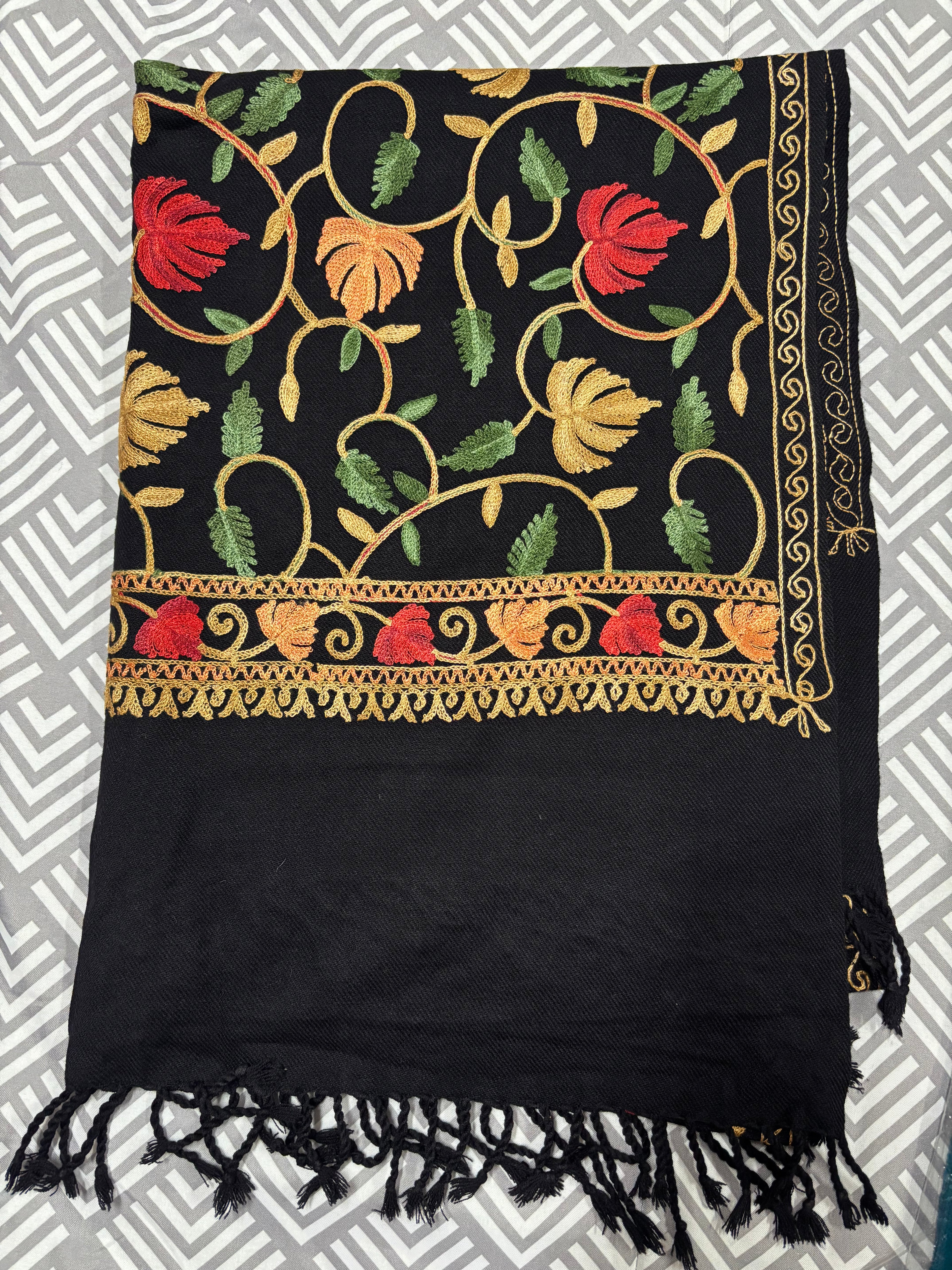 100% Kashmiri Shawl With Heart Shape Floral Pattern